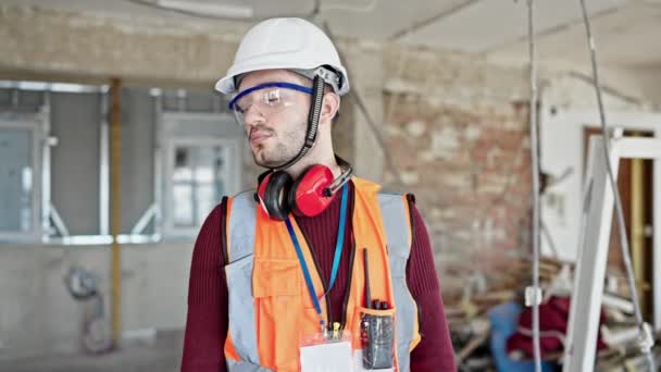 Jovem Hispânico Homem Construtor Sorrindo Confiante Local Construção — Vídeo de Stock