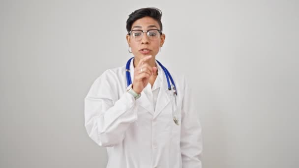 Junge Schöne Hispanische Ärztin Bittet Schweigen Über Isolierten Weißen Hintergrund — Stockvideo