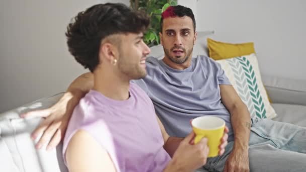 Deux Hommes Couple Boire Café Assis Sur Canapé Parler Maison — Video