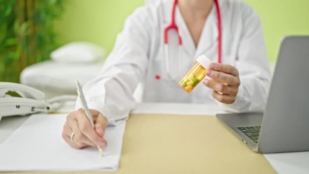 Jeune Femme Médecin Prescrivant Des Pilules Clinique — Video