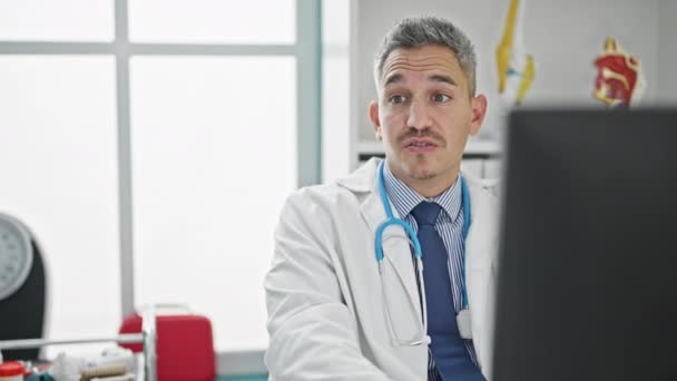 Mladý Hispánec Muž Lékař Pomocí Počítače Lékařskou Konzultaci Klinice — Stock video