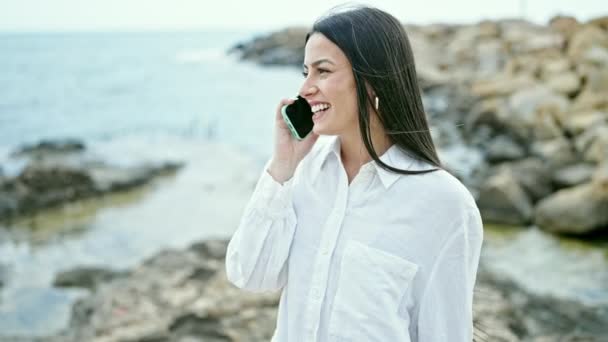 Jovem Bela Mulher Hispânica Falando Smartphone Sorrindo Beira Mar — Vídeo de Stock