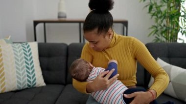 Anne ve oğlu kanepede oturup bebek gibi uyumaya çalışıyorlar.