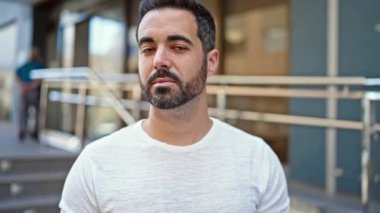 Sokakta kendinden emin gülümseyen İspanyol genç adam.