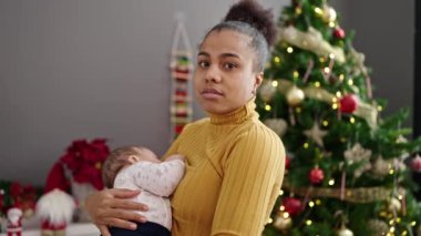 Anne ve oğul Noel 'i kutluyorlar. Evde birlikte duruyorlar.