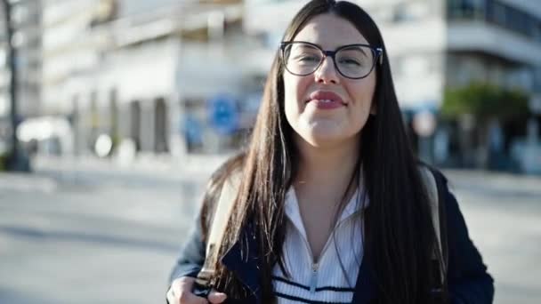 Ung Latinamerikansk Kvinna Turist Bär Ryggsäck Ler Mot Gatan — Stockvideo