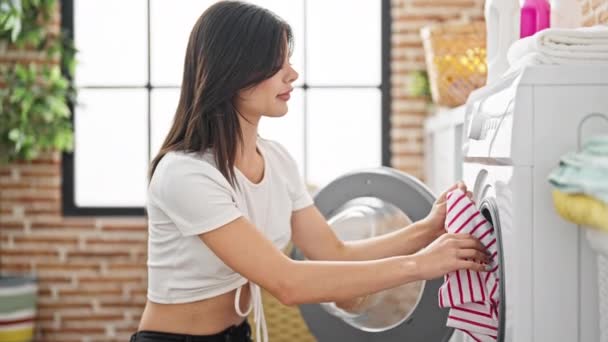 年轻的高加索女人笑着自信地洗衣服 在洗衣房做着竖起大拇指的手势 — 图库视频影像