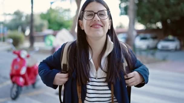 年轻的惊慌失措的女游客背着背包在街上笑着 — 图库视频影像