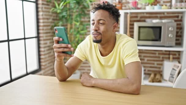 Hombre Afroamericano Usando Teléfono Inteligente Sentado Mesa Comedor — Vídeos de Stock