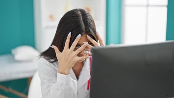 Jovem Mulher Branca Médico Estressado Trabalhando Clínica — Vídeo de Stock