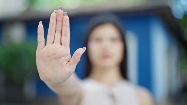 Νεαρή Λευκή Γυναίκα Κάνει Στάση Χειρονομία Χέρι Στο Δρόμο — Αρχείο Βίντεο