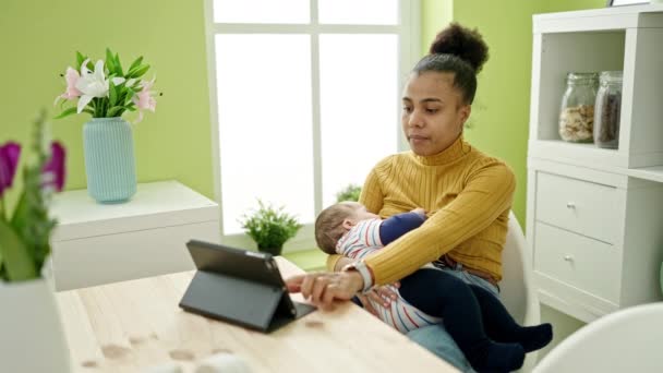 Μητέρα Και Γιος Που Χρησιμοποιούν Touchpad Θηλάζουν Μωρό Στην Τραπεζαρία — Αρχείο Βίντεο