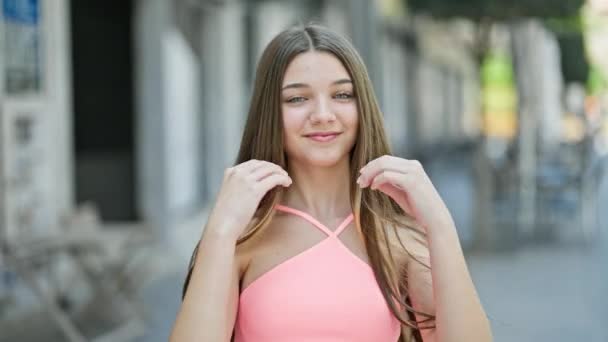 Jong Mooi Meisje Glimlachen Zelfverzekerd Kammen Haar Straat — Stockvideo