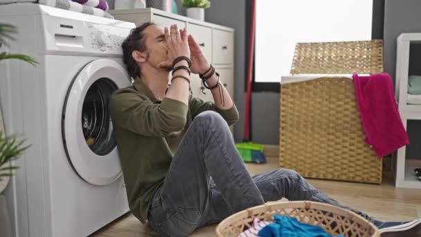Jonge Spaanse Man Die Kleren Wast Zittend Vloer Gestrest Wasruimte — Stockvideo