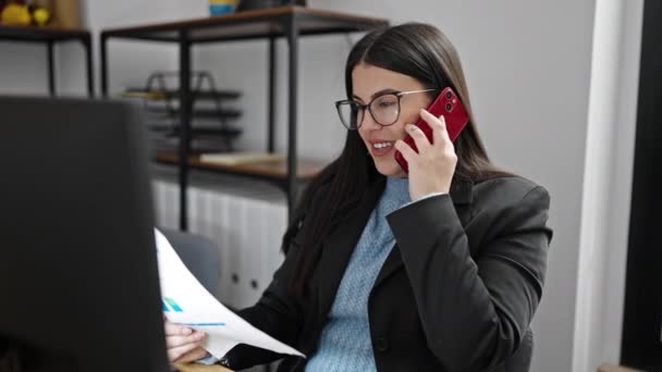Ofisteki Telefon Okuma Belgesinde Konuşan Latin Kökenli Genç Bir Kadını — Stok video