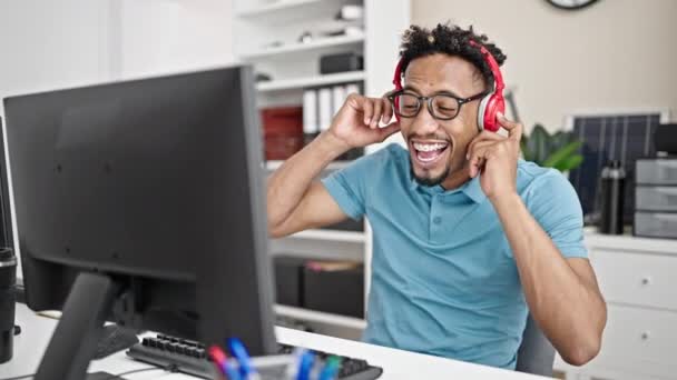 Afroamerikansk Affärsman Arbetare Med Bärbar Dator Och Hörlurar Arbetar Kontoret — Stockvideo