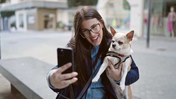 Νεαρή Ισπανόφωνη Γυναίκα Chihuahua Σκυλί Χαμογελά Αυτοπεποίθηση Χρησιμοποιώντας Smartphone Στο — Αρχείο Βίντεο