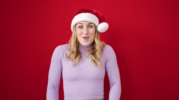 Mujer Hispana Hermosa Joven Expresión Sorpresa Usando Sombrero Navidad Sobre — Vídeos de Stock