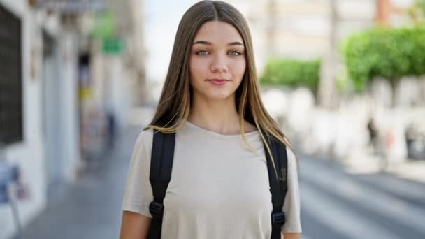 Ung Smuk Pige Studerende Smilende Selvsikker Iført Rygsæk Gaden – Stock-video