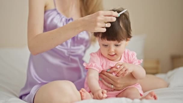 Mère Fille Assis Sur Lit Peigner Les Cheveux Dans Chambre — Video