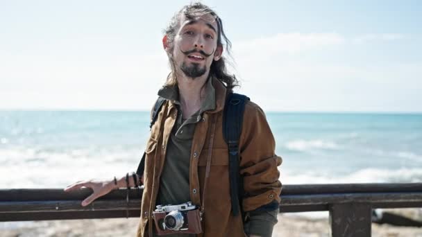 Jovem Turista Hispânico Usando Mochila Falando Beira Mar — Vídeo de Stock