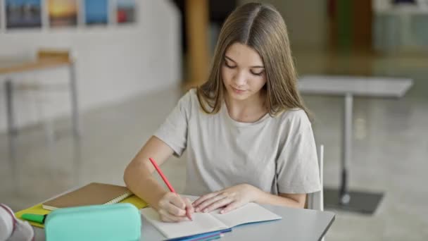 Mladá Krásná Dívka Student Psaní Notebook Myšlení Knihovně — Stock video