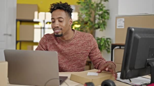 Afričtí Američané Muž Ekommerce Obchodní Pracovník Pomocí Notebooku Psaní Balíčku — Stock video