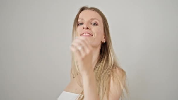 年轻的金发女人带着自信的笑容 用手梳理着孤立的白色背景 — 图库视频影像