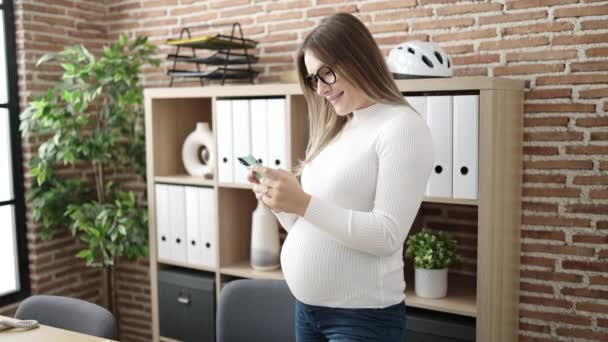 Trabajadora Negocios Embarazada Joven Usando Teléfono Inteligente Tocando Vientre Oficina — Vídeos de Stock