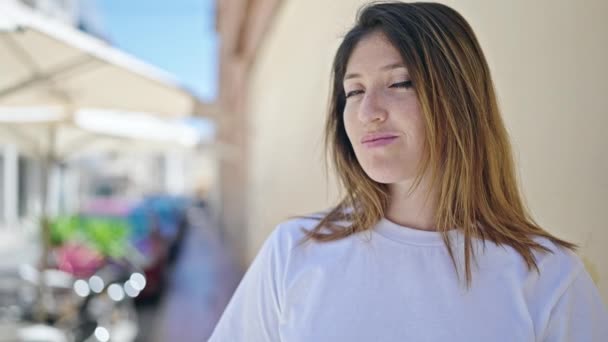 Sokakta Kendine Güvenen Genç Sarışın Kadın Gülümsüyor — Stok video