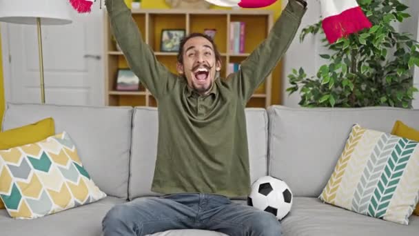 Młody Hiszpan Wspiera Drużynę Piłkarską Trzymającą Szalik Domu — Wideo stockowe