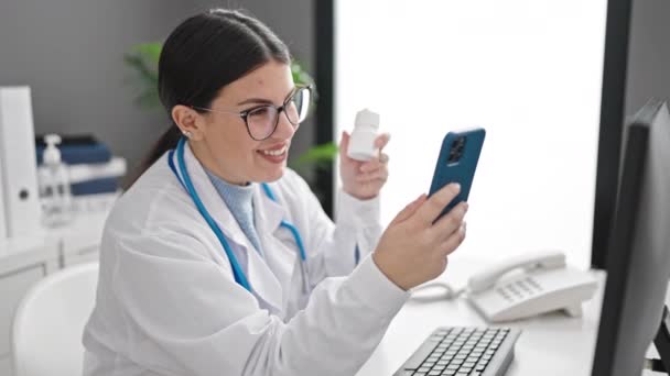 Młoda Latynoska Lekarka Korzystająca Smartfona Pracującego Klinice — Wideo stockowe