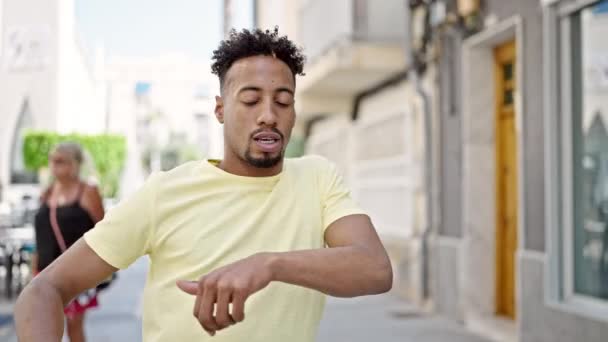 Sokakta Dans Eden Afrikalı Amerikalı — Stok video
