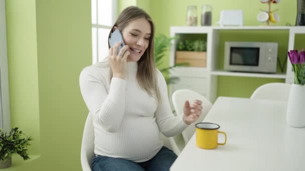 Молодая Беременная Женщина Разговаривает Смартфону Пьет Кофе Столовой — стоковое видео
