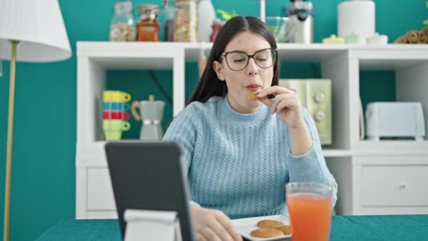 Mujer Hispana Joven Usando Tableta Desayunando Comedor — Vídeo de stock