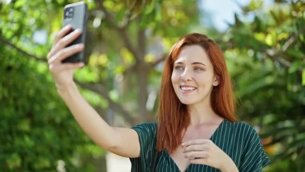 Ung Rödhårig Kvinna Ler Säker Att Göra Selfie Smartphone Parken — Stockvideo