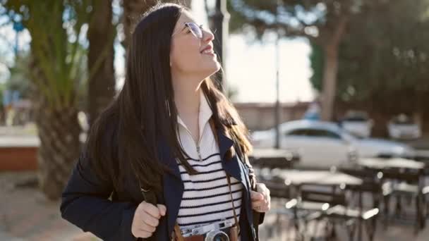 Jonge Spaanse Vrouw Toerist Draagt Rugzak Camera Glimlachend Rond Kijken — Stockvideo