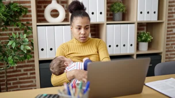 在家里哺乳婴儿的母亲和儿子的商业工人 — 图库视频影像