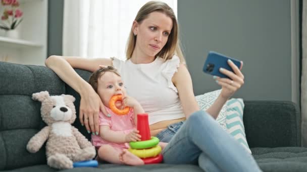 Moeder Dochter Kijken Video Smartphone Tijdens Het Spelen Met Hoepels — Stockvideo