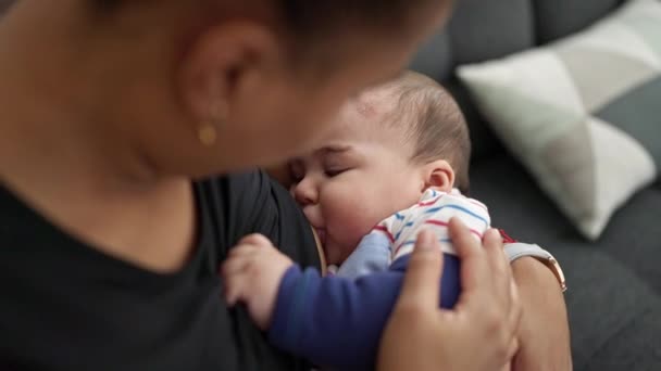 Mãe Filho Sentados Sofá Amamentando Bebê Casa — Vídeo de Stock
