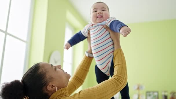 Moeder Zoon Glimlachen Zelfverzekerd Houden Van Baby Lucht Kussen Eetkamer — Stockvideo