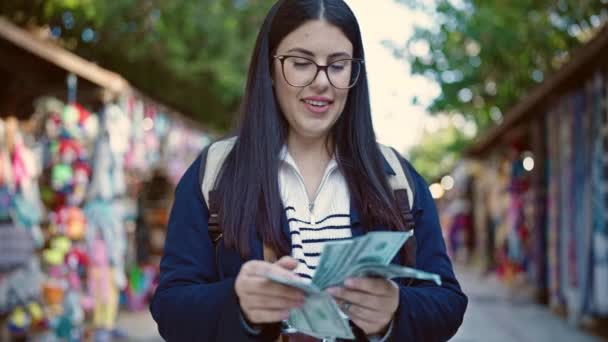 Νεαρή Ισπανίδα Τουρίστρια Φοράει Σακίδιο Μετρώντας Χρήματα Στην Αγορά Του — Αρχείο Βίντεο