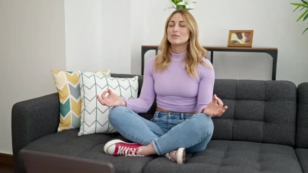 Young Beautiful Hispanic Woman Sitting Sofa Doing Meditation Home — Stock Video