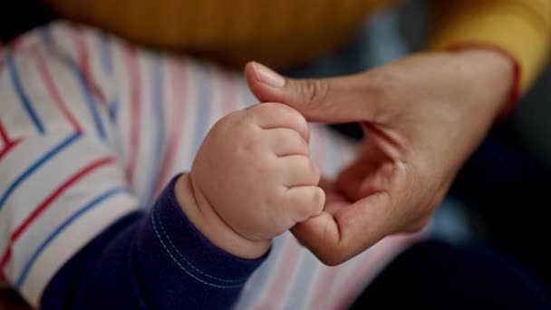 Mãe Filho Sentados Sofá Com Mãos Juntas Casa — Vídeo de Stock