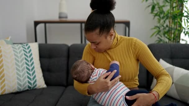Mutter Und Sohn Sitzen Auf Sofa Und Versuchen Baby Hause — Stockvideo