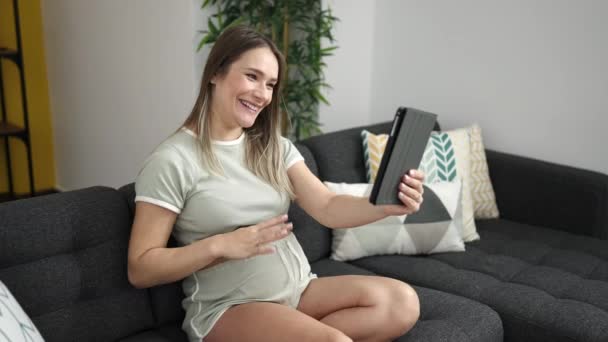 Joven Embarazada Teniendo Videollamada Tocando Vientre Casa — Vídeos de Stock