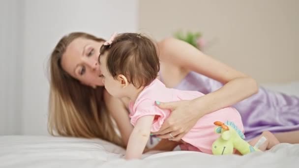 Madre Figlia Sdraiato Sul Letto Baciare Camera Letto — Video Stock