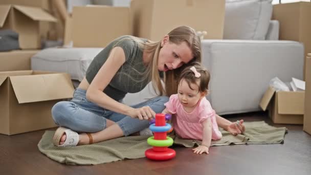Ibu Dan Anak Duduk Lantai Bermain Dengan Mainan Rumah Baru — Stok Video
