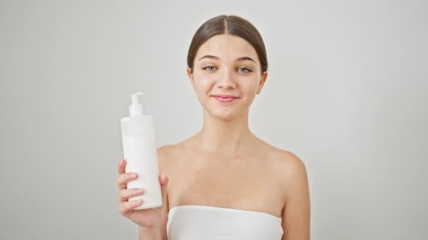 年轻美丽的女孩微笑着 自信地拿着奶瓶 罩在孤零零的白色背景上 — 图库视频影像