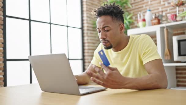 Africano Americano Homem Compras Com Laptop Cartão Crédito Olhando Chateado — Vídeo de Stock